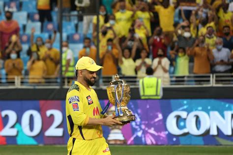 MS Dhoni with the IPL 2021 trophy | ESPNcricinfo.com