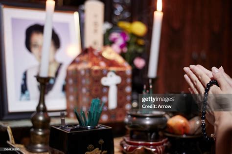 Japanese Funeral Ceremony High-Res Stock Photo - Getty Images