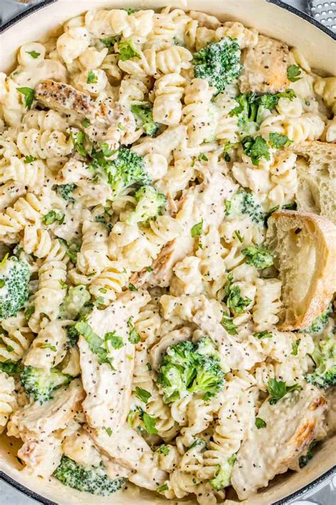 Chicken Broccoli Alfredo Recipe(VIDEO) - Valentina's Corner