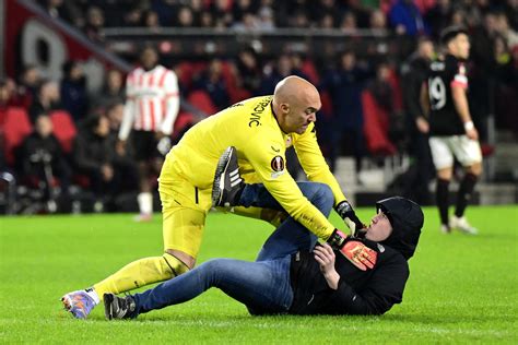 PSV ban fan for 40 years after attack on Sevilla goalkeeper | The ...