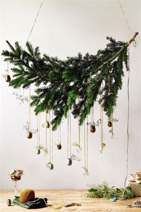 DIY Tannenzweig mit Kugeln als Weihnachtsdekoration | Simple christmas decor, Christmas diy ...