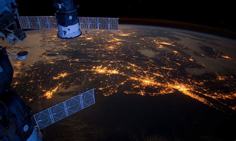 International Space Station gives an out-of-this-world view of America's east coast at night ...