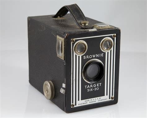 Kodak Brownie Target SIX-20 box camera | Brownie camera, Box camera, Kodak camera