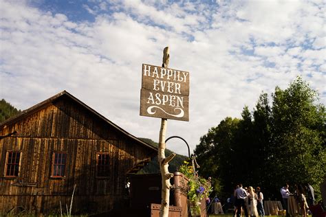 10 Ideas for a Chic Country-Themed Wedding | BridalGuide