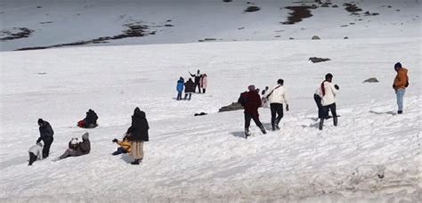 Chasing Kashmir Dream: Tourists Forge Their Own Snowy Trails – Kashmir Observer