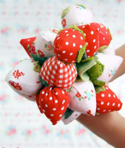 Soft Fabric Strawberries Tutorial ~ DIY Tutorial Ideas!