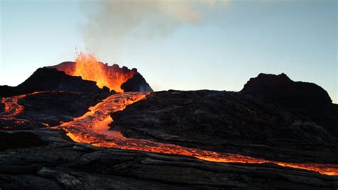 Are Signs of Recent Volcanic Eruptions in Mars hint at Habitats for Life?