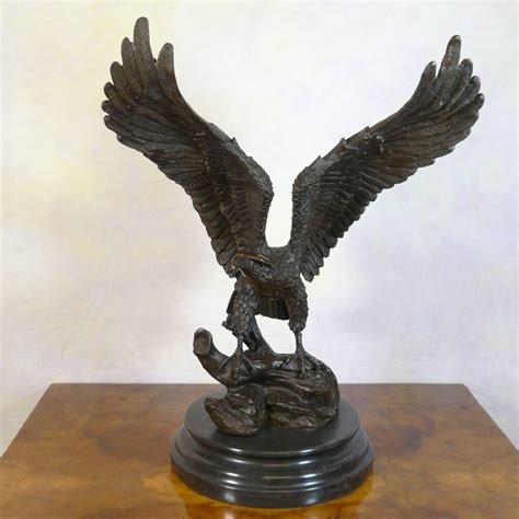 Bronze statue of a golden eagle - Sculpture