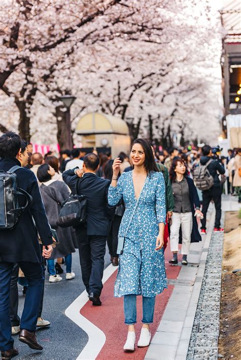 What to Wear in Japan During Spring's Cherry Blossom Season | Japan spring fashion, Spring ...