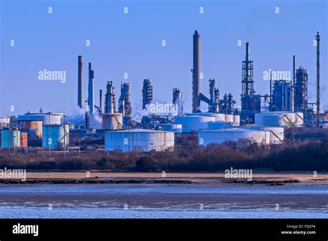 Fawley oil refinery southampton hi-res stock photography and images - Alamy