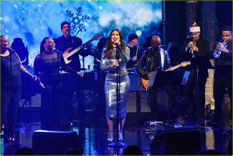 Idina Menzel Gives Festive 'Christmas Just Ain't Christmas' Performance ...