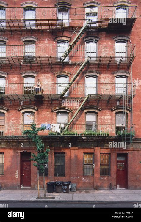 Typical new york red brick buildings hi-res stock photography and ...