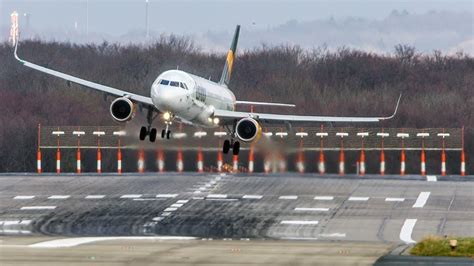 STORM - CROSSWIND LANDINGS with 60 knots WIND GUSTS - AIRBUS A380, A330 ...