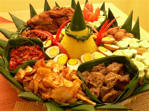 NASI TUMPENG/NASI KUNING (YELLOW BIG RICE) | INDONESIAN FOOD