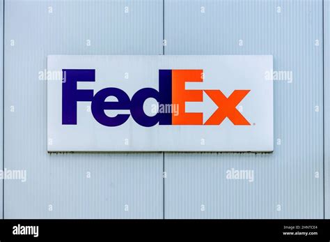 Fedex truck logo hi-res stock photography and images - Alamy