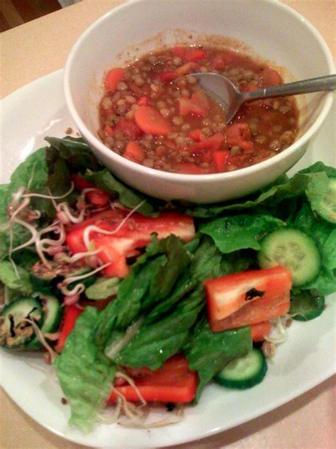 vegan dinner | Large salad with lentil soup | Elaine Vigneault | Flickr