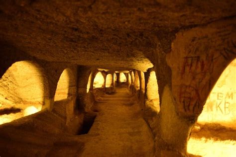 Art, Wine & Graves in the Caves of Greece's Milos Island - Me gusta volar