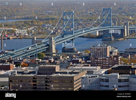 Benjamin Franklin Bridge spanning the Delaware River between Stock Photo: 67913641 - Alamy