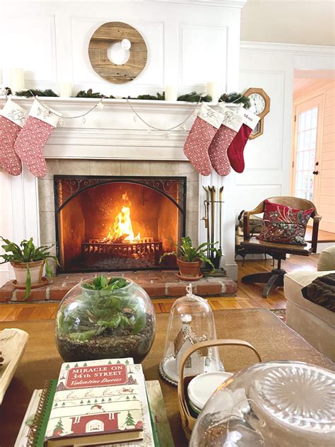 Gorgeous Farmhouse Red Christmas Fireplace Mantel Decor with Christmas ...