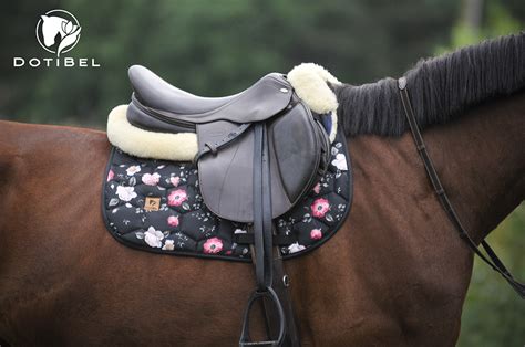 Saddle pad SATIN: black/red roses – Dotibel