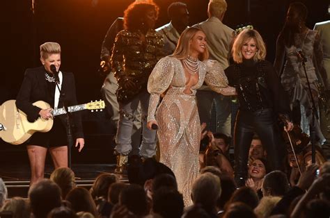 Beyoncé, country music legends shine in CMA show performances | CBC News