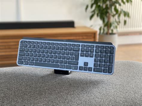 Logitech MX Keys Advanced Wireless Keyboard Review | TechTwo.tv