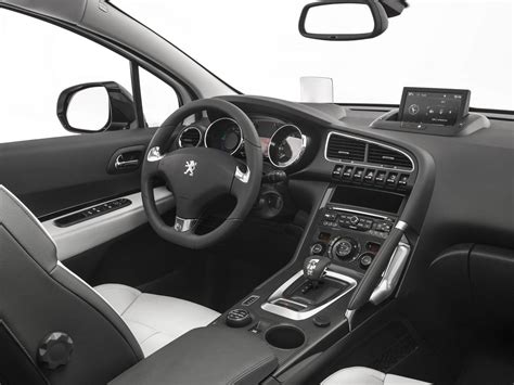 2014 Peugeot 3008 Hybrid4 interior dashboard - ForceGT.com