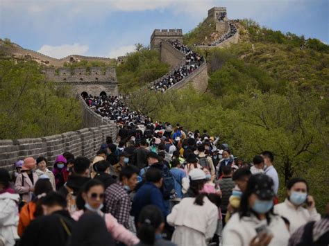 Photos: Travelers Packing the Great Wall of China As Restrictions Ease ...