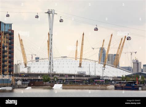 The O2 Arena and the Emirates air line cable car on the Royal Victoria Dock, London, UK Stock ...