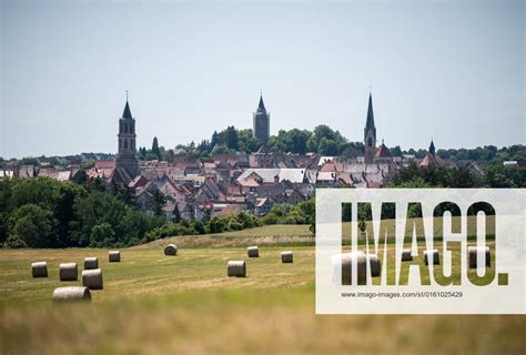 Gepresste Heuballen liegen auf einem Feld vor der Skyline der Stadt Rottweil Rottweil Baden ...