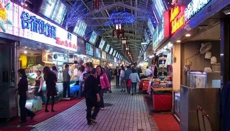 Longshan Temple Night Market in Taipei