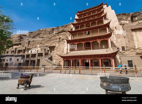 Dunhuang caves hi-res stock photography and images - Alamy