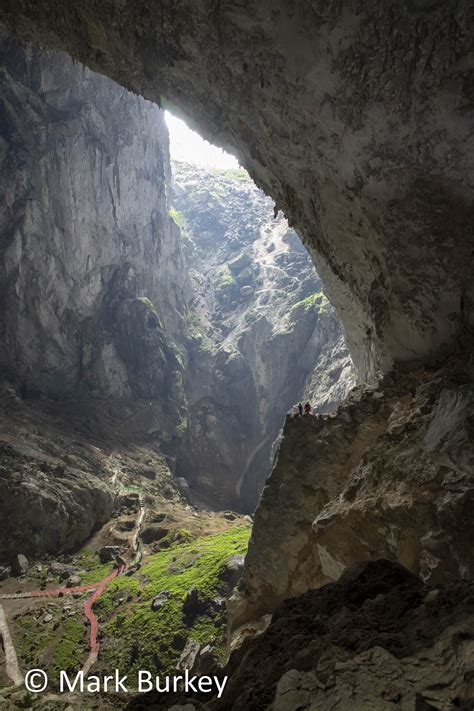 Giant Sinkhole in China has a Hidden Danger - Commendium