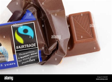 Nahaufnahme von einer Bar Fairtrade Schokolade ausgepackt in offenen Wrapper mit Fairtrade-Logo ...