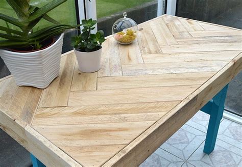 Build a DIY Pallet Table with a Herringbone Design • Lovely Greens