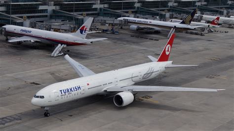 ISTANBUL AIRSIDE: Turkish Airlines Boeing 777-35R/ER TC-JJD LTBA