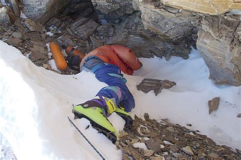 The Bodies Of Dead Climbers On Mount Everest Are Serving As Guideposts