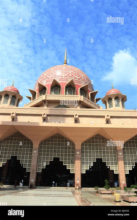 Masjid Putra or Putra Mosque in Putrajaya Malaysia Stock Photo - Alamy