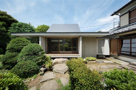 Dutch Gable Roof House / Hiroki Tominaga-Atelier | ArchDaily