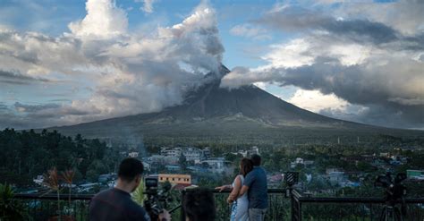 Filipino Officials Warn Gentle Mayon Volcano Eruption Could Turn ...