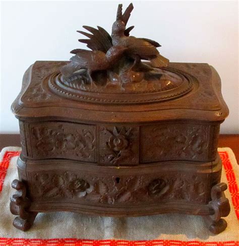 antique wood carved box from Brienz | Шкатулка