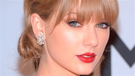 PHOTOS: Taylor Swift Performs at the 2013 CMA Awards | Heavy.com