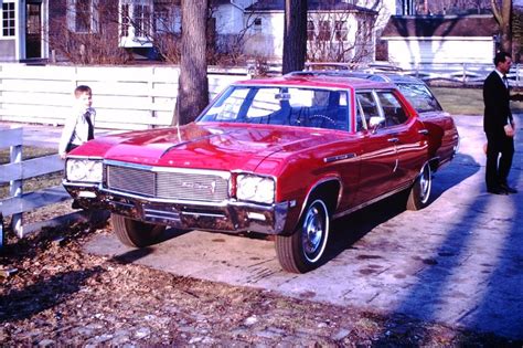 32 Cool Photos Capture People With Their Station Wagons From Between the 1950s and ’70s ...