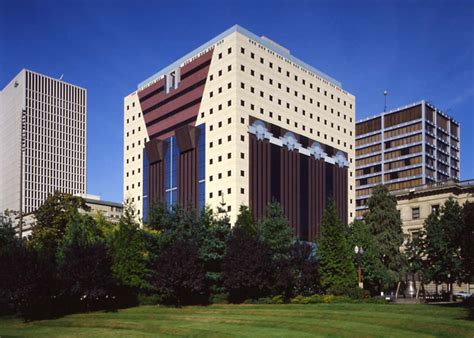 Postmodernism in architecture: Michael Graves' Portland Building