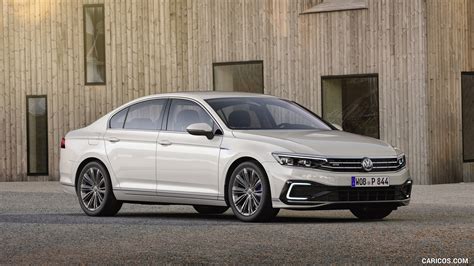 2020 Volkswagen Passat GTE Sedan (EU-Spec) | Front Three-Quarter