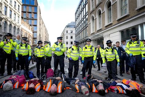 As Climate Protests Get Bolder, British Police Strike Back With New Powers - The New York Times