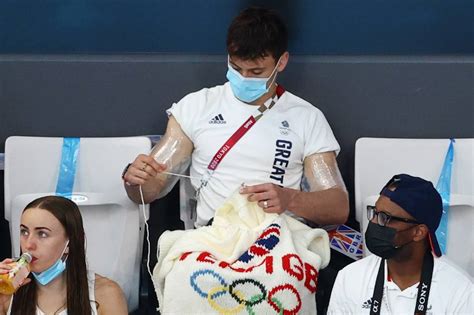 LOOK: Olympic champ Tom Daley seen knitting while watching diving – Filipino News