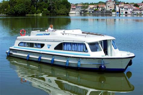 Hire the 8 passenger Le Boat Salsa self-drive boat in France