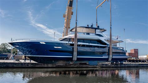 25m Van der Valk superyacht Dutch Falcon hits the water