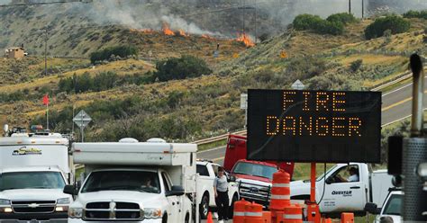 Utah wildfire destroys some homes, threatens hundreds - CBS News